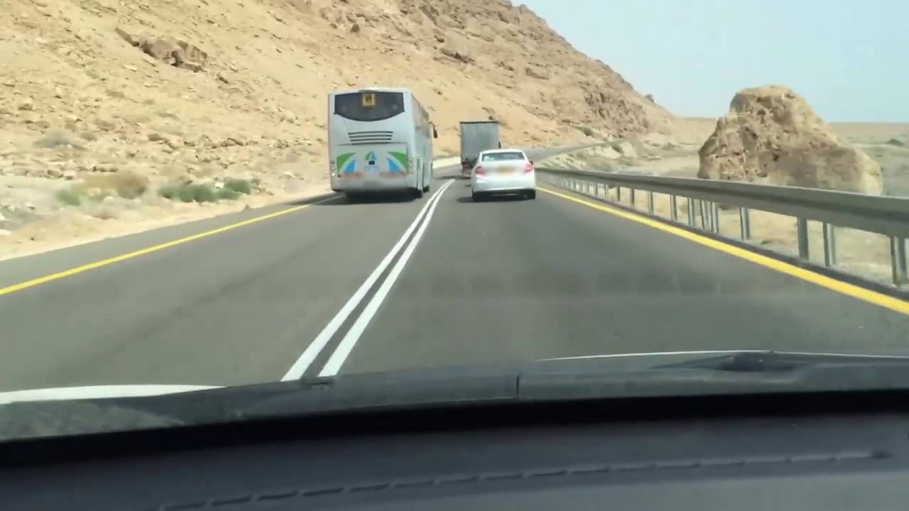 הישראלי המכוער - נהג אוטובוס חוצה קו הפרדה רצוף - YouTube