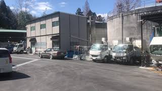 再生中古トラック販売店トラック123の会社案内です。各ブースでそれぞれ作業を行っています。