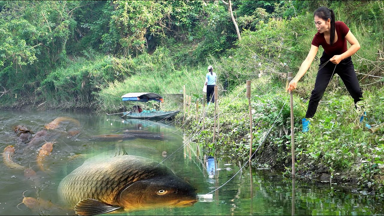 Ancient fishing technique: The girl used a bamboo tube to cast her bait and caught many large fish.