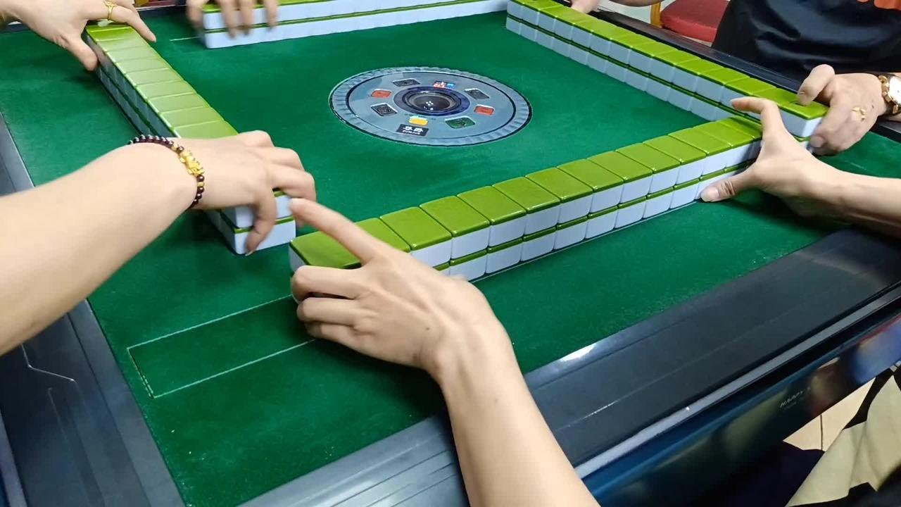 红中麻将,爆炸码,开局先来双红中 - YouTube