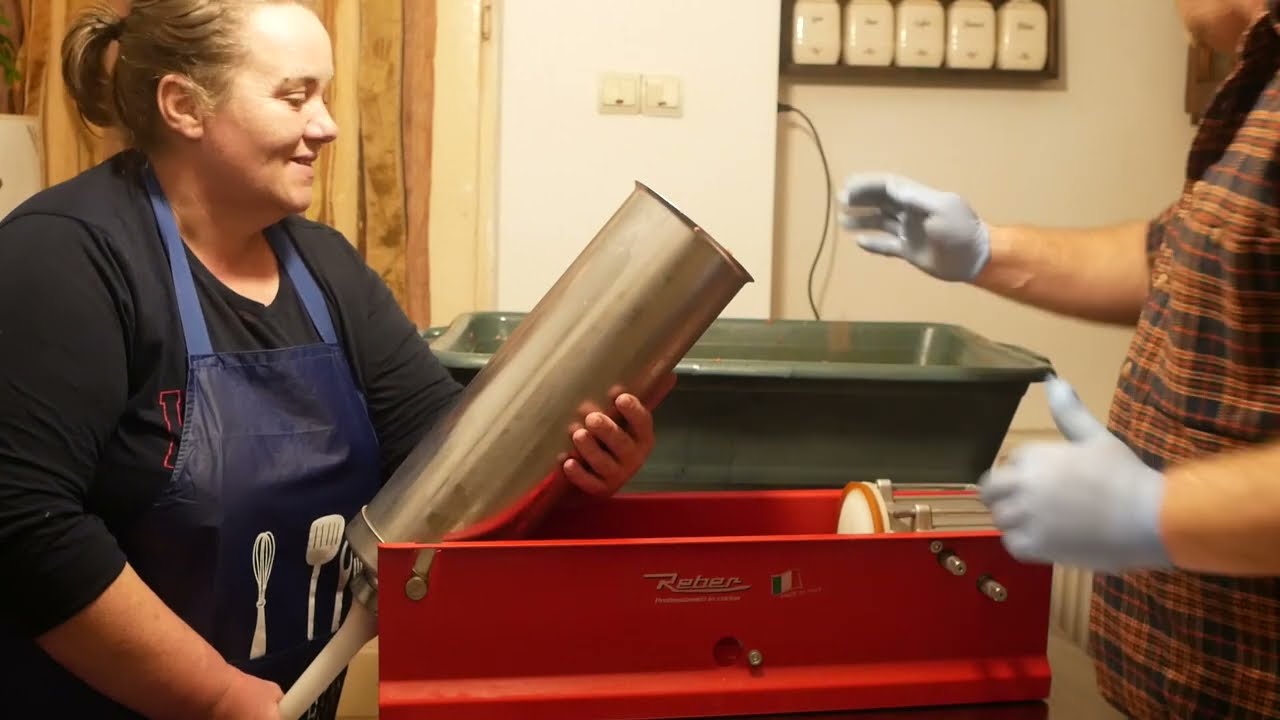 Cum se pregătesc cârnații de porc la noi în Maramureș