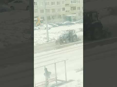 Убирание снега с полотна дороги трактором МТЗ 82 с кун и щеткой. Улица Гражданская, Чебоксары.