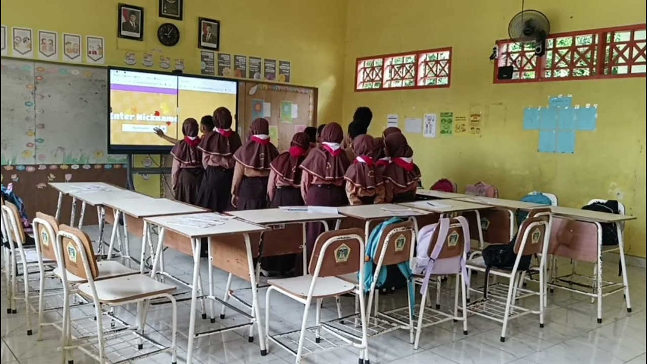 Pembelajaran kelas VI menggunakan Papan Interktif Digital pada pelajaran Matematika materi Rasio.