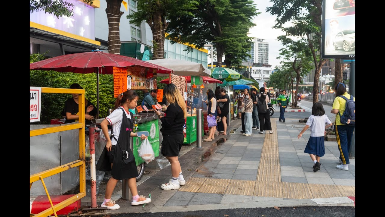 [4K] Walking tour around Lat Phrao Soi 1 exploring vibrant street life and the lively flow of people