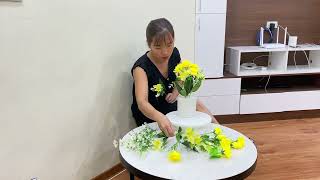 Uspořádání vázy s květinami gerber je jednoduché
