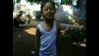 menyanyi dikebun.3gp