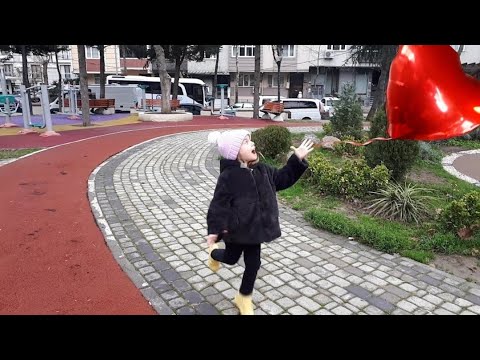 Alya Kalpli Uçan Balonu Kaçtı Yakayamadı !! Flying Balloons Video