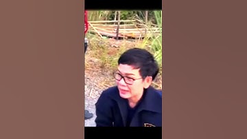 Chị phật tử lào đứng chờ để đảnh lễ và cúng dường cho các sư thật tôys đẹp. Review thầy