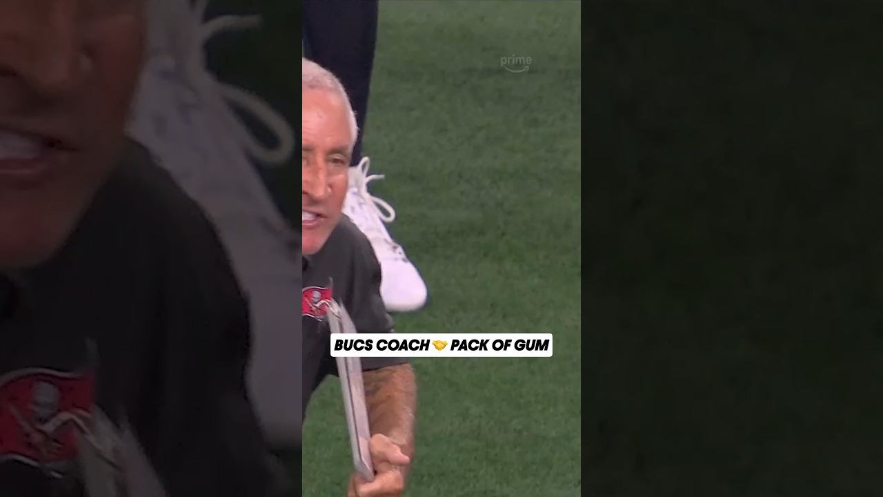 Name a more iconic duo than special teams coordinator Danny Smith and his gum 😂