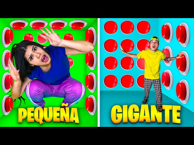 CAJA PEQUEÑA VS GIGANTE con 100 BOTONES MISTERIOSOS SOLO 1 PARA ESCAPAR !! class=