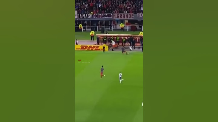 Juanfer Quintero deja sentado al defensor en la victoria de River 3-1 ante Independiente (2018).