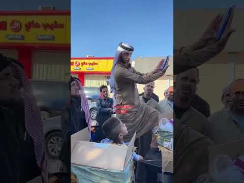 شاهد شخص يحرج وسط شارع عام على هواتف جوال جديدة بأسعار مخفضة