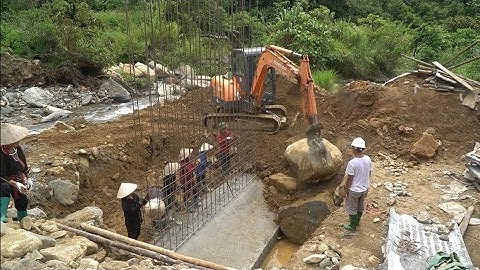 Cầu Khe Trang (T54) Tháo dỡ cốp pha đẹp nét căng , lấp hố móng  - kỹ sư bản buộc sắt thân trụ thứ 1