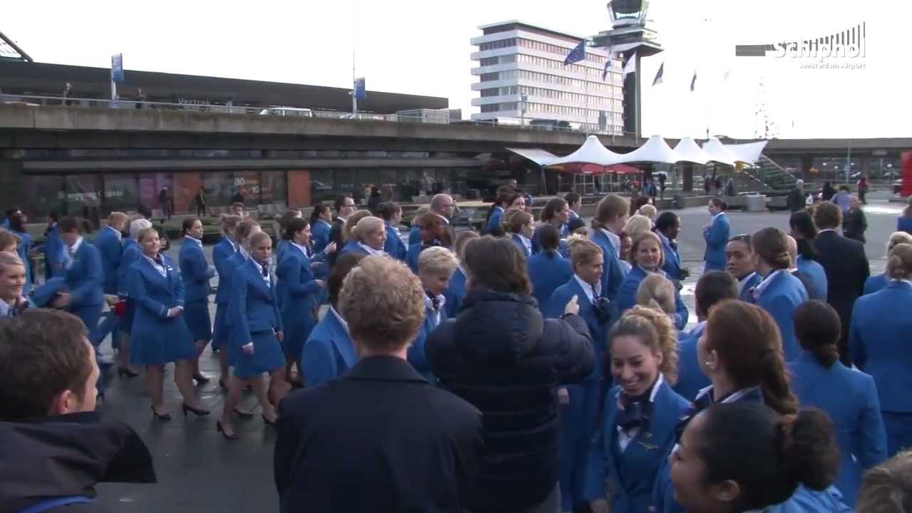 Ruim 100 stewards en stewardessen dansen voor 'All You Need is Love'