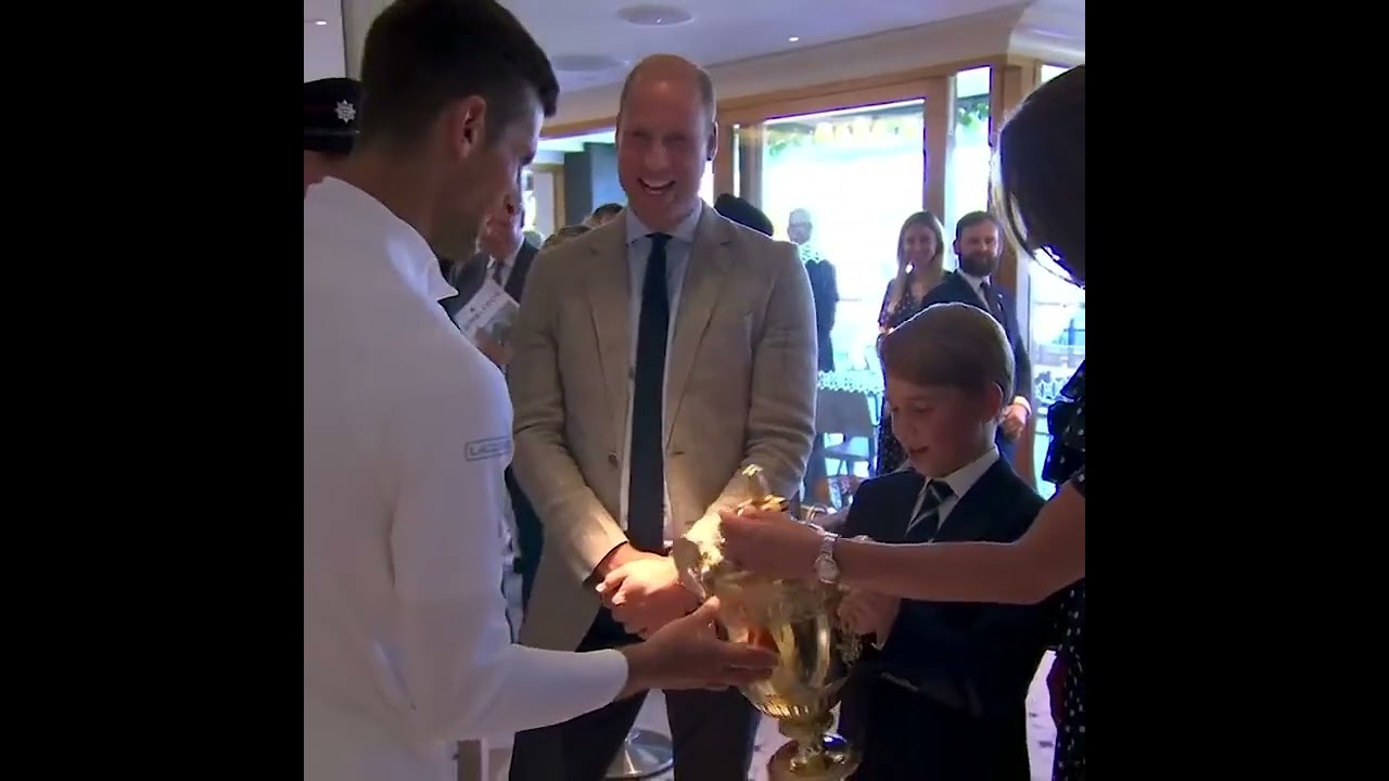Novak Djokovic let Prince George hold the Wimbledon trophy 🏆