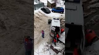 Швидка допомога застрягла у снігу в одному із дворів Тернополя