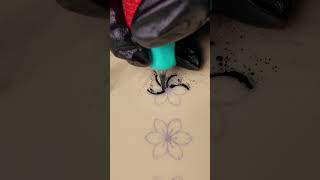 Tattooing flowers: Common mistakes vs pro technique 💯 #tattooart #shorts
