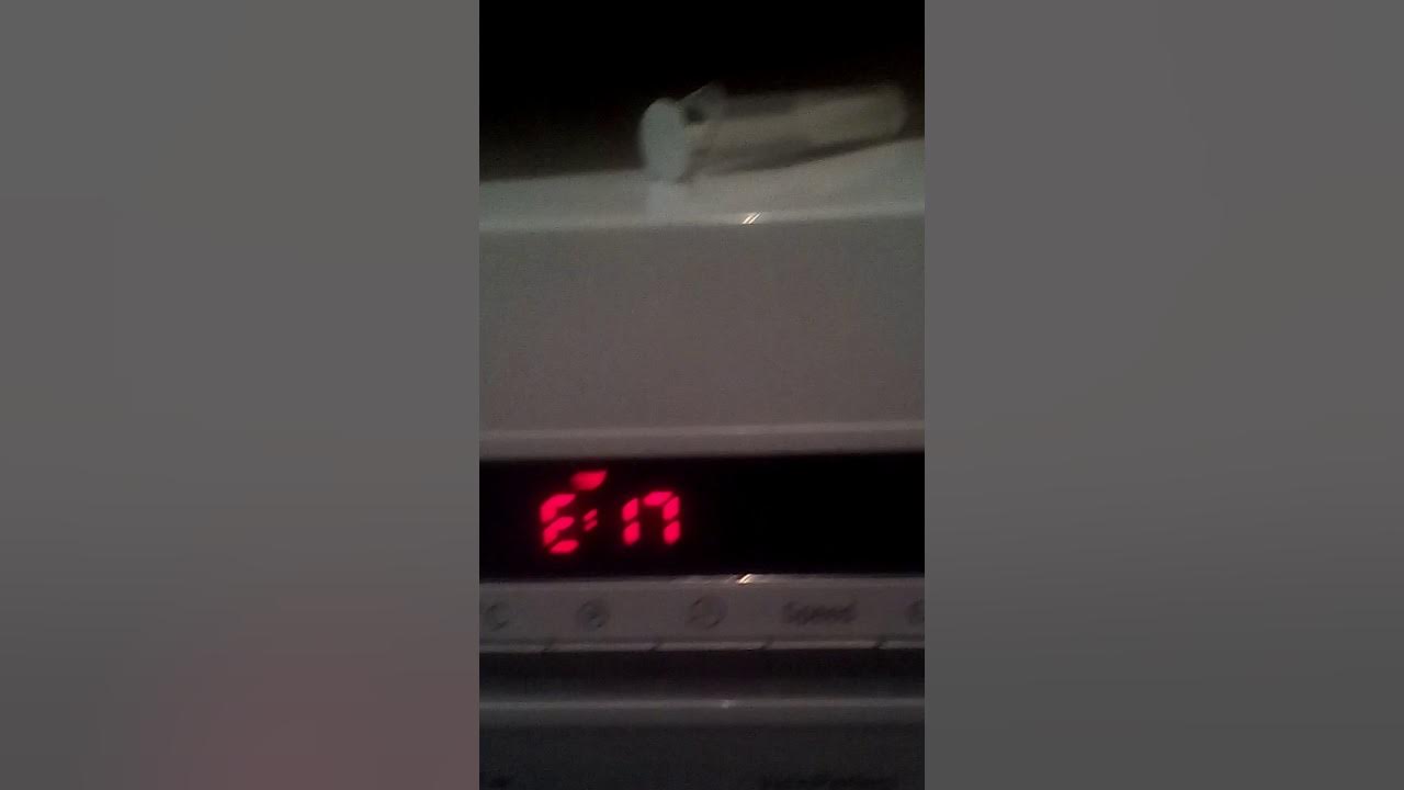 Ошибка стралтная машинка баш f17. Ошибка е3 в стиральной машине бош. Коды неисправности стиральной машины бош. Бош стиральная машина е17 что за ошибка. Ошибка f0 колонка бош.