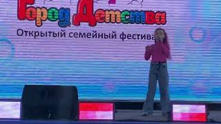 День России Люберецкий парк Эмилия поёт песню