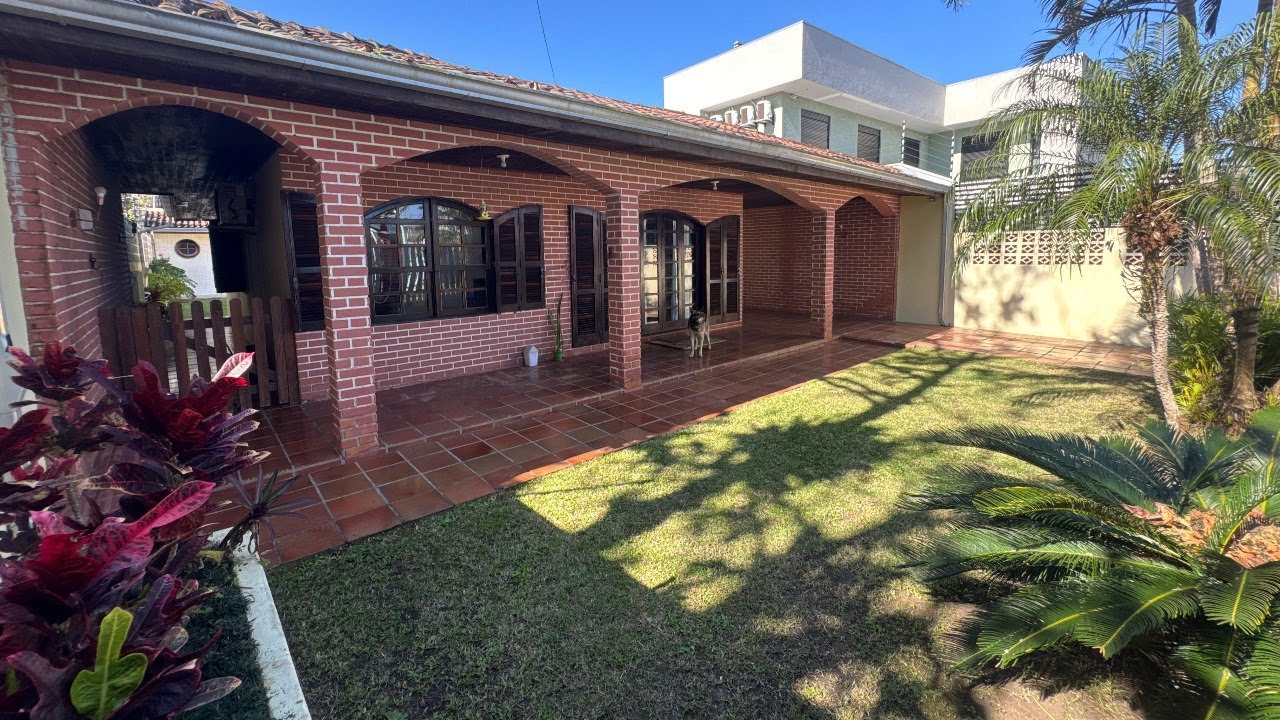 Casa térrea na quadra mar em Matinhos