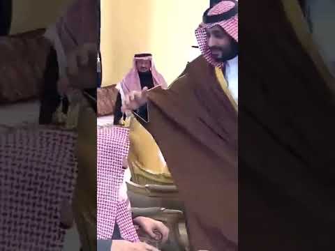 لحظة زيارة ولي العهد السعودي الأمير محمد بن سلمان سماحة مفتي عام المملكة الشيخ عبدالعزيز آل الشيخ