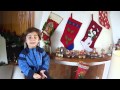 Emiliano cantando Jingle Bells en casa