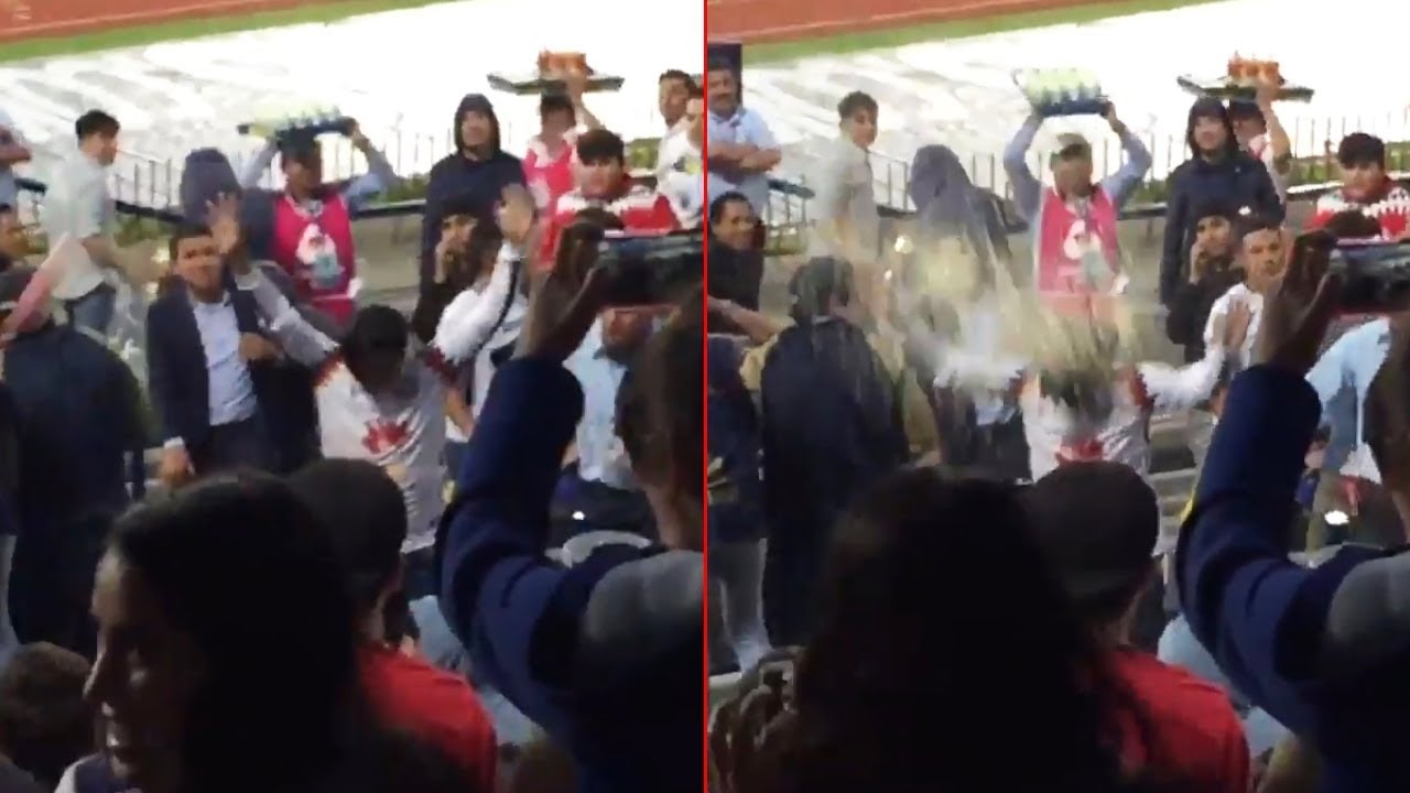 Afición de Pumas le lanza cerveza a aficionado del América