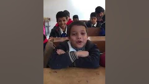 طفل يقرأ القرآن الكريم في الفصل بصوت رائع بسم الله ما شاء الله