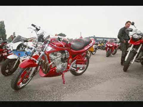 Heres a vid i put together containing just a phew pics i took whilst at the Streetfighter Sunday Meet at Lynns Raven Cafe on the A49 n A41 near Whitchurch shropshire England UK.. Fantastic bikes on show, just a shame i didnt have a proper camera with me. A good day and a great turnout despite the weather forecasts..