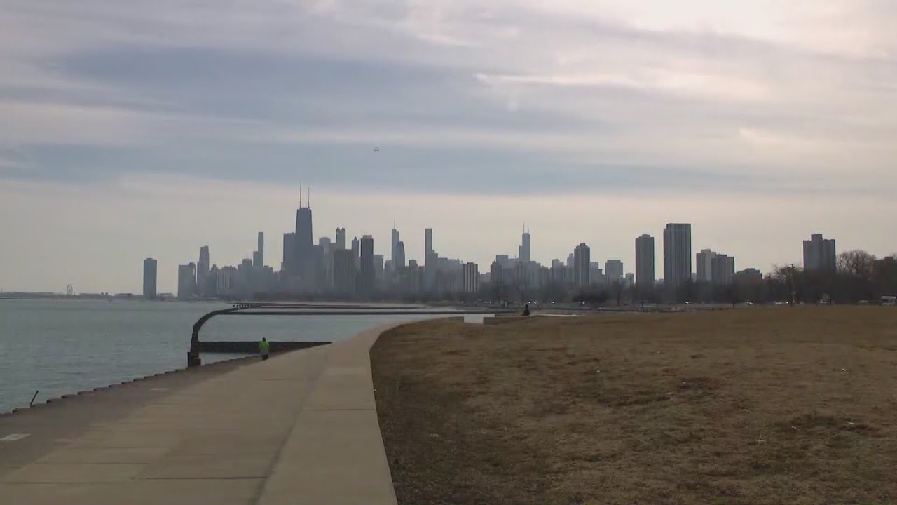 Chicago enjoys spring-like weather in February - YouTube