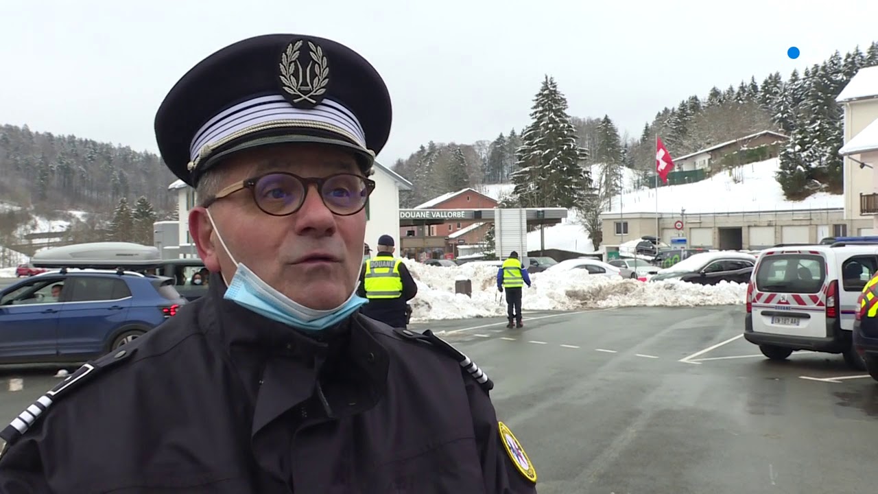 Covid-19 : contrôle des skieurs à la douane franco-suisse de la Ferrière-sous-Jougne (Doubs)
