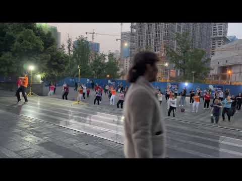 【4K】中国广场舞 China Square Dance   《都说》高潮版  2160P 30fps HDR  由 iPhone 12 Pro Max 拍摄 龙猫&龙梅子