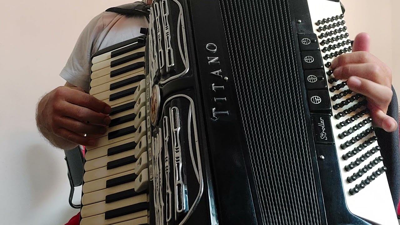 aula. cabelo loiro, gino e geno.