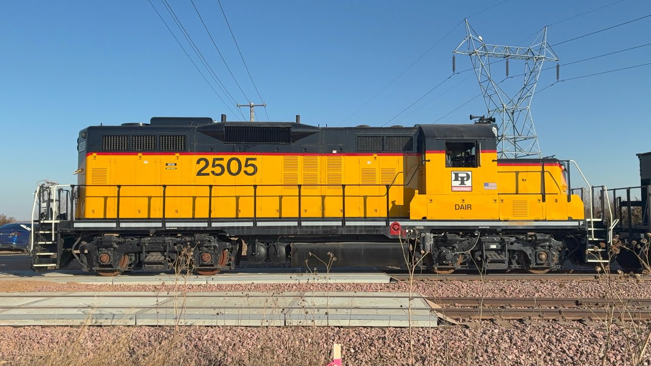 D&I 2505 unloading hopper cars in Harrisburg, SD