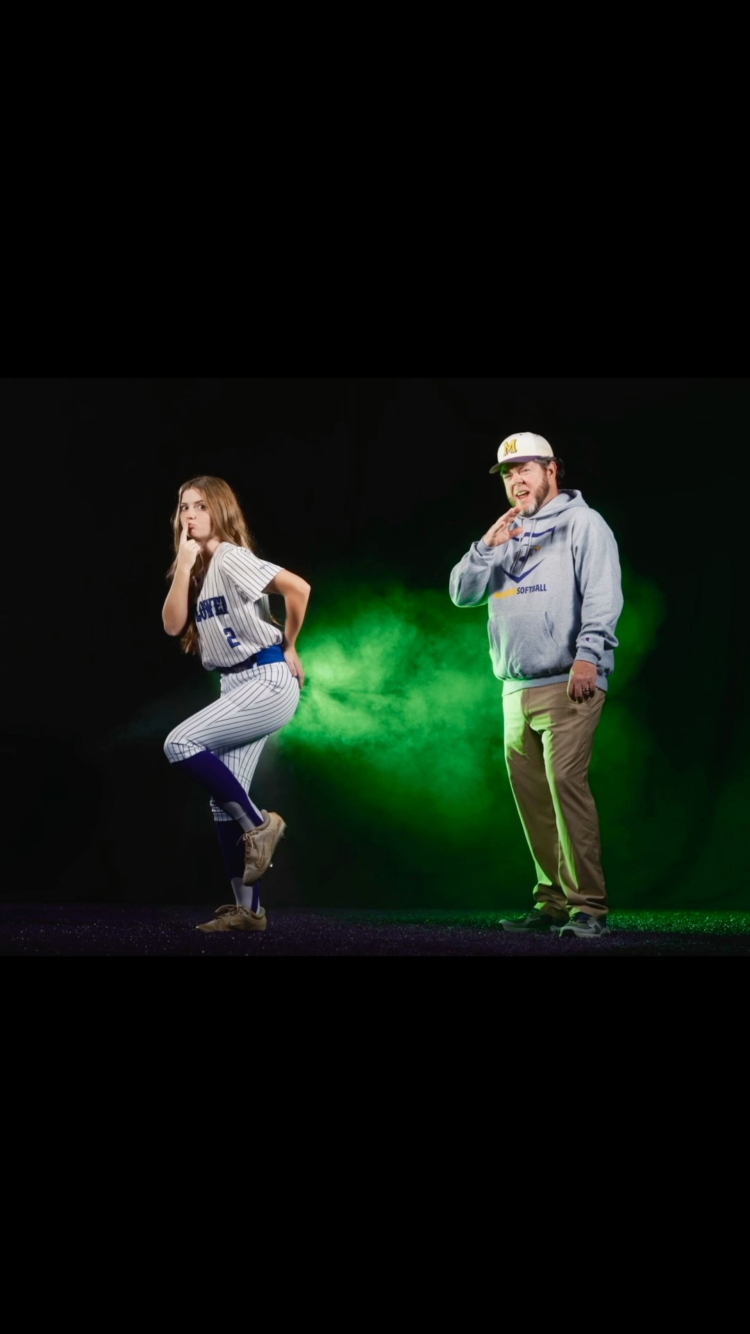 The pose and the reaction!! Softball photoshoot! #sportsphotographer