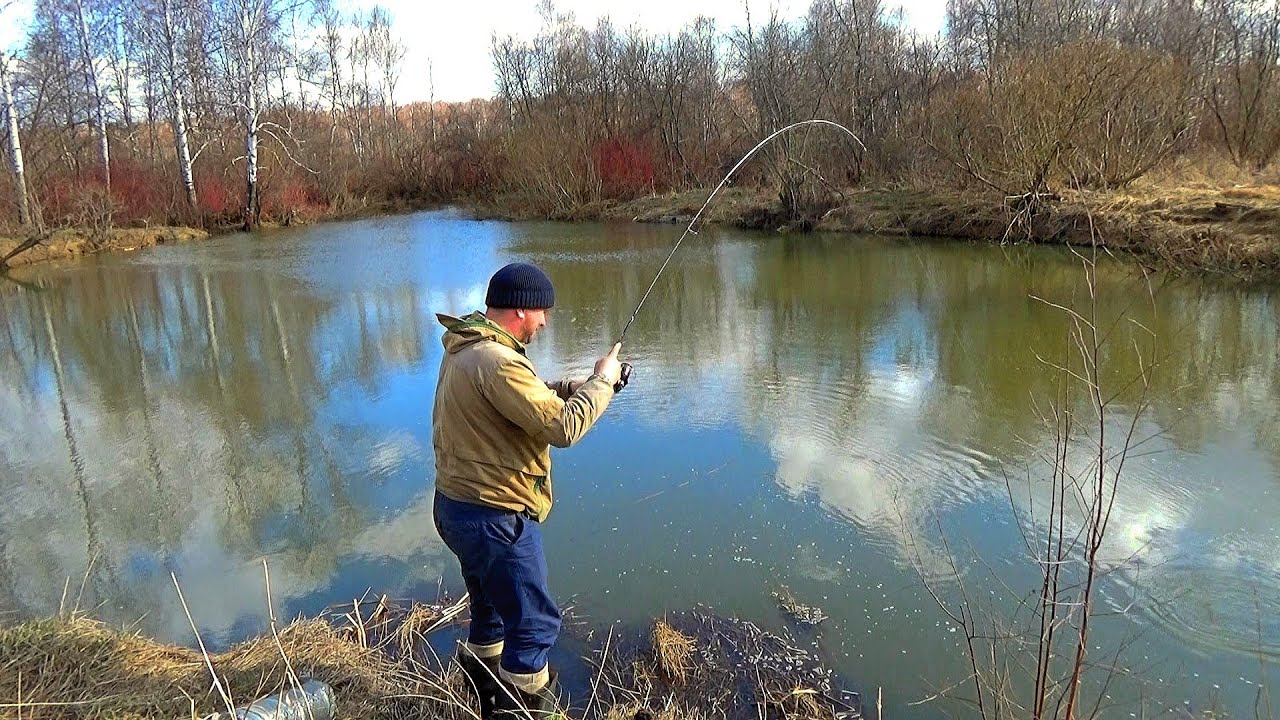 В ЭТОЙ ЯМКЕ ПОЛНО КРУПНЯКА!!! МОРМЫШИНГ ПО ДЕРЕВЕНСКИ!!!
