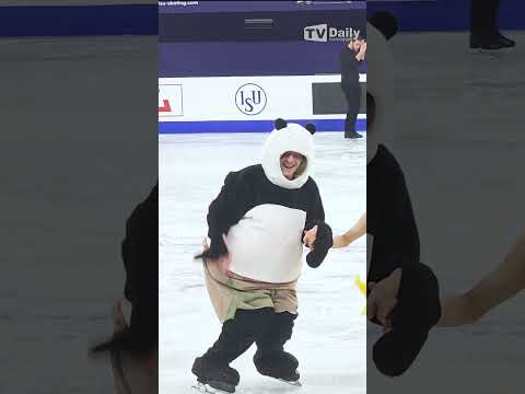 팬더가 된 #미하일샤이도로프 &amp;#39;점프력 무슨 일이야😲&amp;#39; #카자흐스탄 #피겨스케이팅 #사대륙선수권대회 #남자싱글 #금메달리스트 #피겨 #ISU (영상제공-<strong>스포츠투데이</strong>)