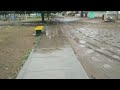 caminando bajo la lluvia