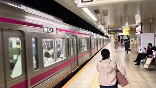 京王八王子駅を発車する8000系の京王線新宿行き急行電車