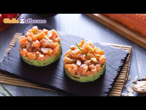 Tartare di salmone con crema di avocado e mandorle tostate