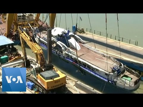 Salvage Crews Recover Wreck of Boat Sunk in Danube, Budapest