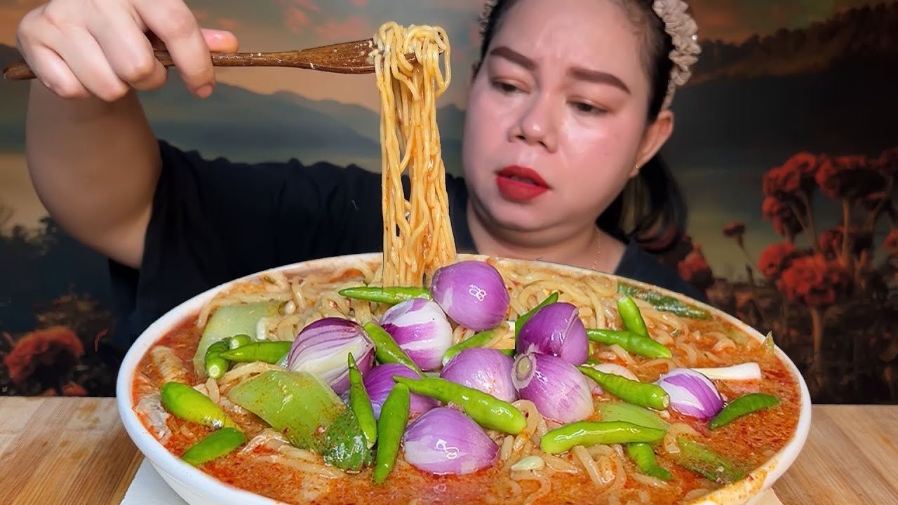 pedas gurih, mie kuah SOTO telur pedas mercon toping bawang jahat cabe rawit MUKBANG