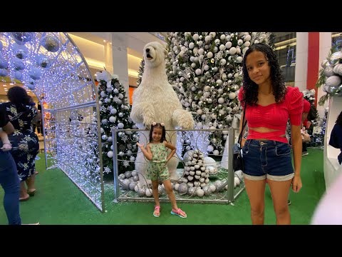 Decoração de Natal no shopping com árvore gigante