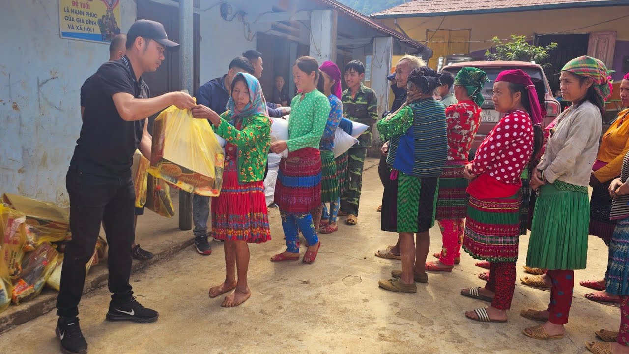 Kỳ lạ người Phụ Nữ trong Thung Lũng đều ko biết tiếng nhận quà cô Võ Thành Công. Nguyễn Tất Thắng