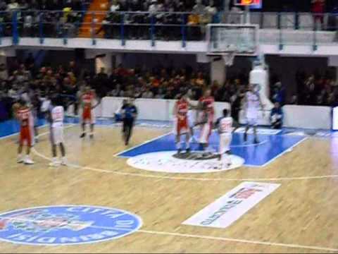 ENEL BRINDISI - SCAVOLINI PESARO 80-66 (sintesi della partita - video amatoriale)