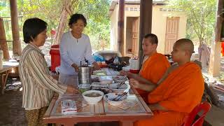 ចង្ហាន់ត្រង់នៅផ្ទះញោមឧបាសិកា គង់ទូច ភូមិអូរពីរ ឃុំដងក្តារ ស្រុកស្ទឹងត្រង់ Kampong Cham 15\/12\/2020 🇰🇭