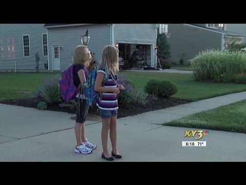 वीडियो: अपने बच्चे को स्कूल में समायोजित करने में कैसे मदद करें