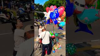 balon pesawat putih dan ikan hiu biru
