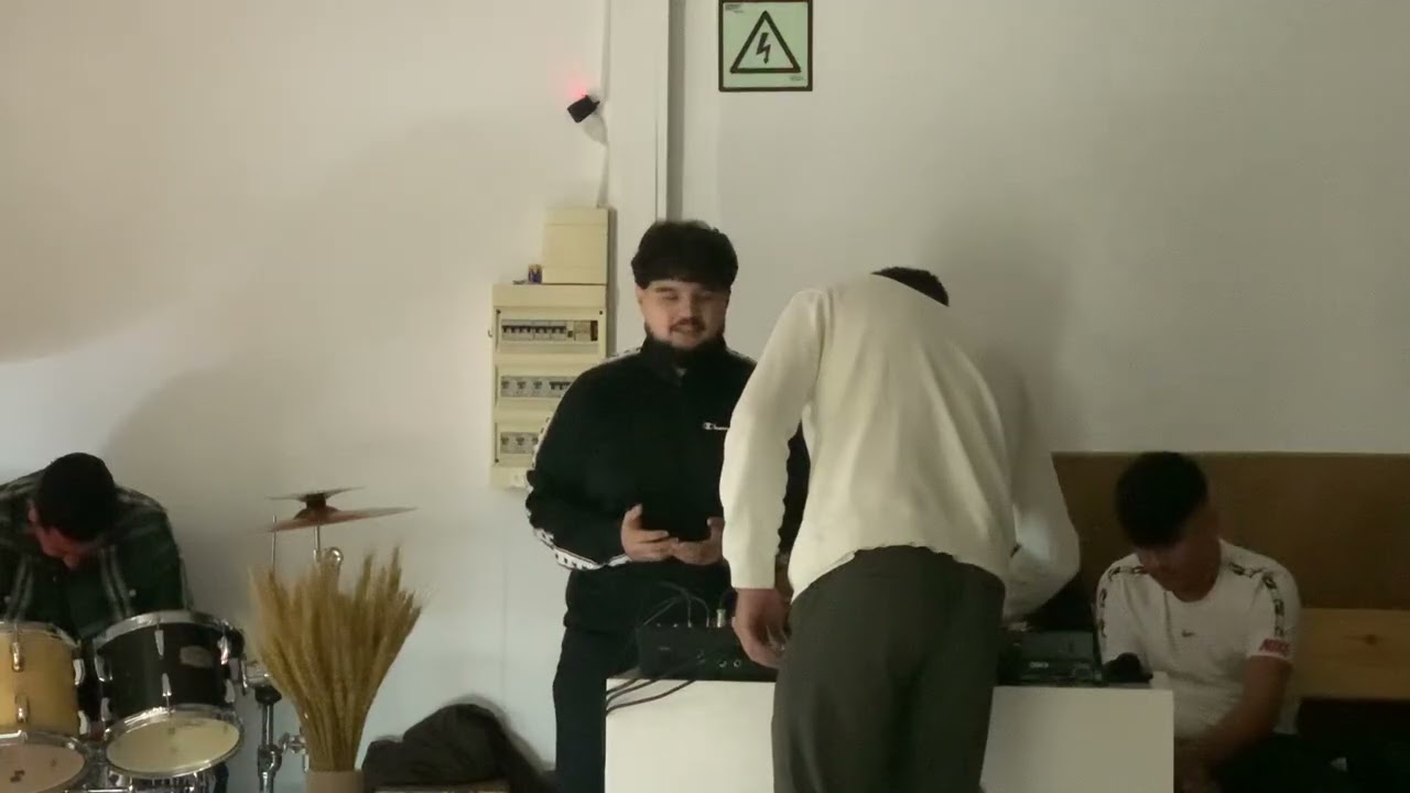 Adoración dirige pastor 