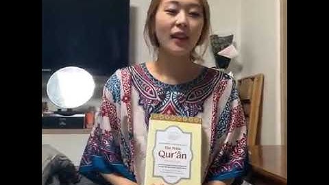 مرأة من الصين تقرأ سورة الفاتحة بفرح